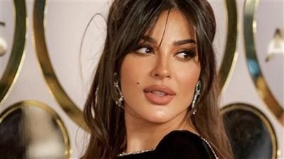 نادين نسيب تبكي علي الهواء بعد حصولها على جائزة الممثلة المفضلة (فيديو)