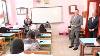 طلاب الشهادة الإعدادية بالدقهلية يؤدون اليوم امتحان الإنجليزي والدين في 595 لجنة