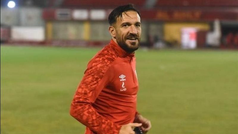 علي معلول لاعب الأهلي
