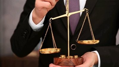 الإفتاء توضح حكم احتراف المحاماة وأخذ أتعاب من المجرمين