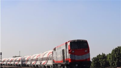 طفل يسحب بلف هواء قطار في المنوفية