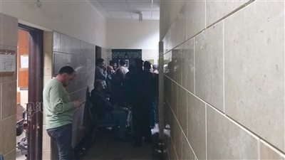 محامو مطروح ينتظرون أمام قاعة المداولة في انتظار حكم الاستئناف (صور)