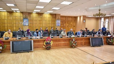 المحافظ يجتمع بمديري المديريات الخدمية ورؤساء الهيئات والشركات بالشرقية 