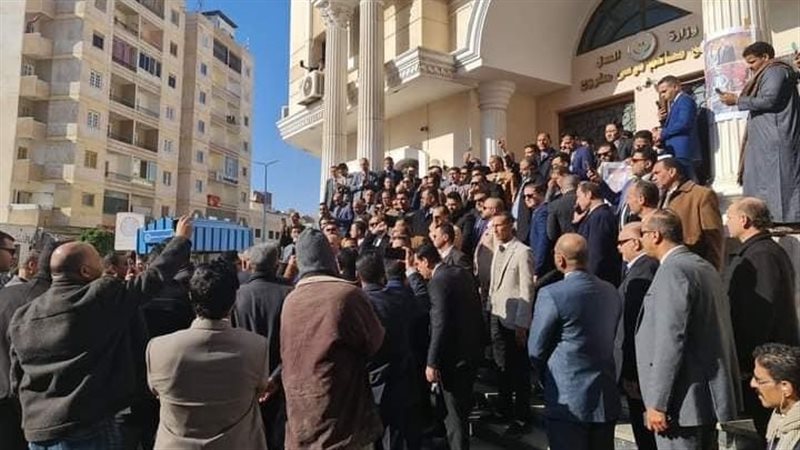 تجمع المحامين أمام