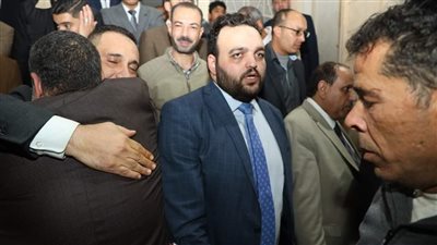 محامي مطروح يتلقى عزاء والده بعد إخلاء سبيله (صور)