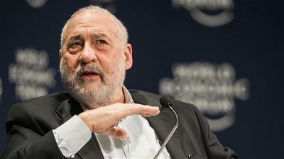 فائز بجائزة نوبل يطالب بفرض ضرائب على فاحشي الثراء في العالم