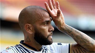 صن البريطانية: داني ألفيس يضرب عن الطعام داخل السجن