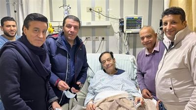 مصطفى كامل يزور حلمي بكر في المستشفى 