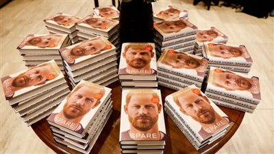 مذيع بريطاني يمزق كتاب هاري ويأكل صفحاته (فيديو)