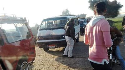 إصابة 7 أشخاص بعد انقلاب ميكروباص بمصرف في الغربية (صور)