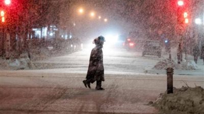 العاصفة البيضاء تهدد اليابان بتجمد المياه وشل حركة المرور