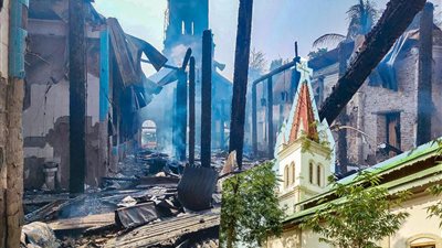 احتراق كنيسة تاريخية ودير بالكامل في بلدة معارضة لحكومة ميانمار (صور)