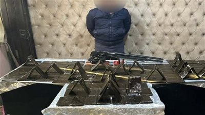 العثور على 21 كيلو لمخدر الحشيش وسلاح نارى داخل سيارة بالقليوبية 
