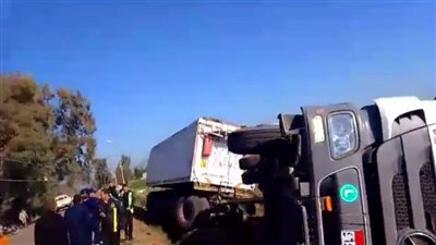 إصابة شخص فى حادث انقلاب سيارة نقل بالغربية (صور)