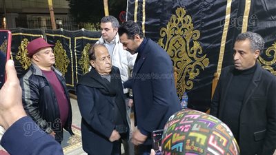 عادل الفار يقدم العزاء في وفاة والدة أحمد هارون رغم مرضه (صور) 
