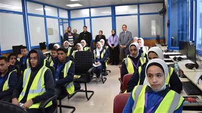 نائب محافظ المنيا يتابع تدريب طلاب مدرسة we على توصيل شبكات fiber
