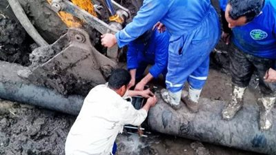 إصلاح تسريب خط المياه بمنيا القمح في الشرقية 