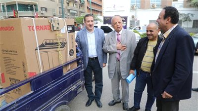 محافظ المنوفية يسلم أجهزة منزلية لرب أسرة يعول 4 أطفال (صور)