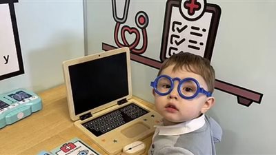 طفل بريطاني في عمر الثالثة يتحدث 7 لغات