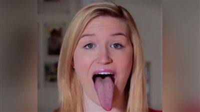 صاحبة أطول لسان في العالم تطلق قناة على اليوتيوب لدخول جينيس 