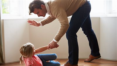 تفسير رؤية ضرب الابن في المنام وعلاقته بالضرر والأذى للأسرة 