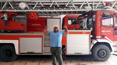 أشرف كابونجا يستعد لسحب سيارتي إطفاء في الإسماعيلية (صور)