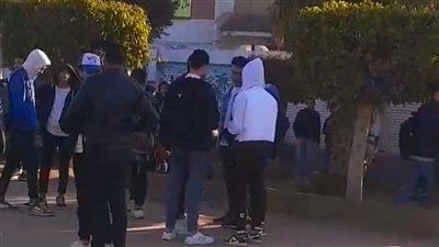 انتظار أولياء أمور طلاب الشهادة الإعدادية أمام المدارس بالغربية (فيديو)