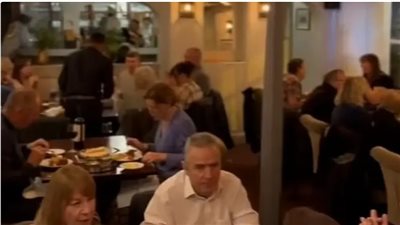 سيدة ترى زوجها المتوفى داخل أحد المطاعم، شاهد الفيديو المرعب وقصته