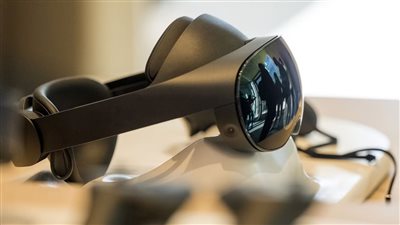 أبل تبحث مع ديزني وآخرين لتطوير محتوى الواقع الافتراضي لسماعة الرأس، وهذا سعرها وموعد طرحها