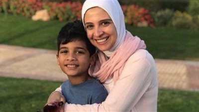 حنان ترك تنشر فيديو لتوزيعها الحلوى على جيرانها بأمريكا بعد رفضها الاحتفال بالهالوين (فيديو)