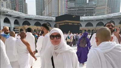 إلهام شاهين تؤدي مناسك العمرة على روح والدتها (صور)