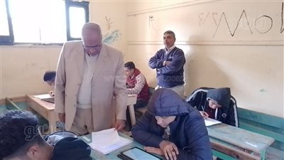 ضبط طالبين أثناء تصويرهما امتحان علوم الإعدادية في بني سويف
