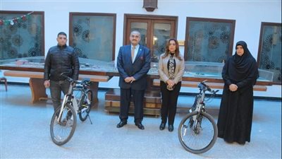 محافظ دمياط تسلم دراجات لأسر الشهداء 