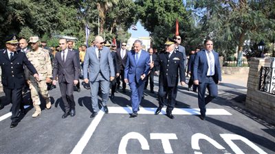 محافظ سوهاج ومدير الأمن يضعان أكاليل الزهور على النصب التذكاري لشهداء الشرطة