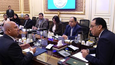 رئيس الوزراء يكلف بالإسراع في إنهاء إجراءات خروج الحاويات بالموانئ