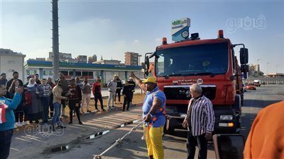 أشرف كابونجا يسحب سيارتي إطفاء (فيديو)