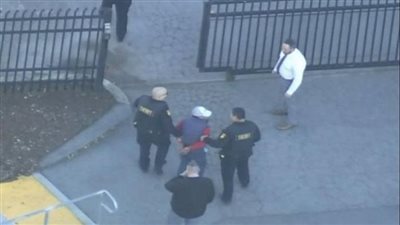 لحظة القبض على المتهم بإطلاق النار في كاليفورنيا، شاهد ماذا حدث مع الشرطة (فيديو)