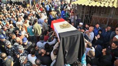 محافظ الغربية يتقدم جنازة شهيد قطور ويقدم واجب العزاء لأسرته