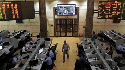 البورصة تنهي تعاملات بداية الأسبوع على تراجع وتخسر 29 مليار جنيه 