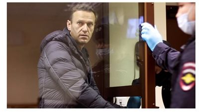 إقامة مجسم لزنزانة المعارض الروسي نافالني قبالة سفارة موسكو في برلين (صور)