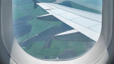 سر وجود ثقب صغير في نافذة الطيارة