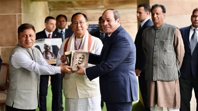 لحظة زيارة الرئيس السيسي ضريح غاندي (صور)