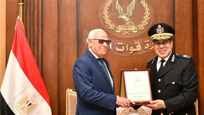 محافظ بورسعيد يضع إكليلا من الزهور على النصب التذكاري (صور)