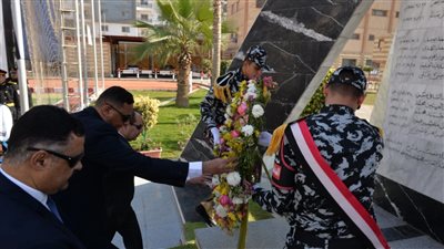 محافظ الدقهلية والقيادات الأمنية يضعون إكليل الزهور على النصب التذكاري للشهداء 