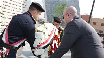 محافظ بني سويف يضع إكليلا من الزهور على النصب التذكاري للشهداء