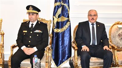 رئيس جامعة القناة يشارك في وضع الزهور على نصب شهداء الشرطة 