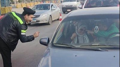 عيد الشرطة، المرور يوزع ورودا وشيكولاتة على قائدي السيارات (صور) 