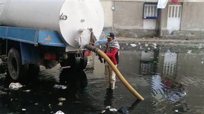ضواحي بورسعيد يشن حملة لكسح تجمعات المياه وتطهير بالوعات الصرف (صور)