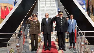 محافظ الشرقية ومدير الأمن يضعان إكليل الزهور على النصب التذكاري لشهداء الشرطة 