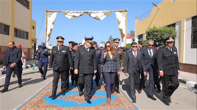 محافظ دمياط تقدم التهنئة للقيادات الأمنية وتضع إكليل الزهور على النصب التذكارى للشهداء (صور)